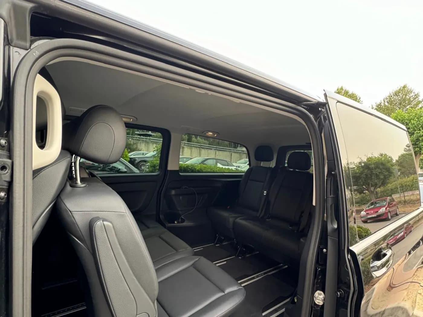 Intérieur d’un van avec sièges passagers
